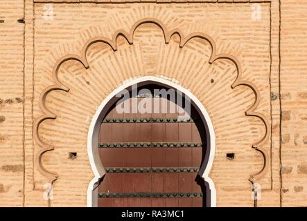 Porte ouvragée à Koutoubia, Marrakech, Maroc Banque D'Images