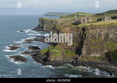 Le Château de Dunluce sur la côte atlantique, Portrush, comté d'Antrim, en Irlande du Nord, Royaume-Uni Banque D'Images