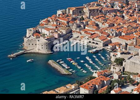 Vue sur le vieux port, vieille ville, Dubrovnik, Croatie Banque D'Images