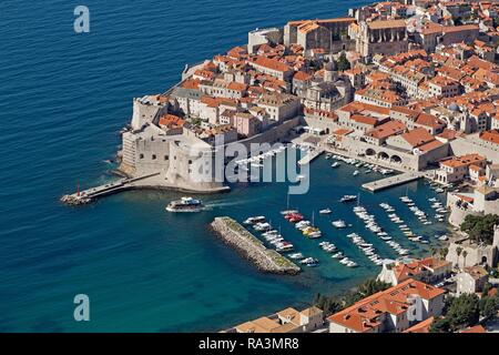 Vue sur le vieux port, vieille ville, Dubrovnik, Croatie Banque D'Images