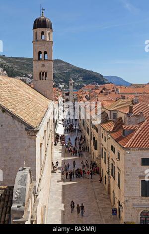 Rue principale Stradun avec monastère franciscain, Old Town, Dubrovnik, Croatie Banque D'Images