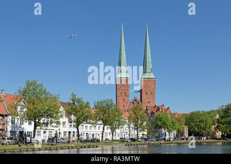 La Cathédrale de Lübeck, rivière Trave, Lübeck, Schleswig-Holstein, Allemagne Banque D'Images