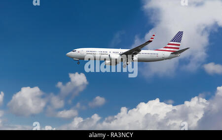 Avions commerciaux de passagers personnalisé avec le drapeau américain sur la queue. Les aéronefs commerciaux avec le drapeau sur la dérive et le fuselage à l'atterrissage à un aéroport. Banque D'Images