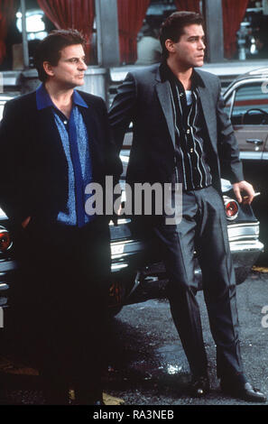 DATE DE SORTIE : Septembre 19, 1990 TITRE DE LA VIDÉO : Les Affranchis STUDIO : CBS Directeur : Martin Scorsese Résumé : L'histoire d'Irish-Italian-américain, Henry Hill, et comment il vit la vie de jour en jour en tant que membre de la Mafia. Basé sur une histoire vraie, l'intrigue tourne autour de Henry et ses deux amis Jimmy et Tommy instable comme ils ont peu à peu monter l'échelle de la petite criminalité de meurtres violents. Photo : Joe Pesci comme Tommy DeVito, Robert De Niro, James "Jimmy" Conway. (Crédit Image : © Irwin Winkler/Entertainment Production Photos) Banque D'Images