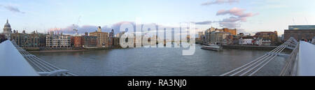 Londres, ANGLETERRE - 26 février : Rivière Thames à Londres le 26 février 2007. Panorama de la rivière Thames du Millennium Bridge à Londres, Angleterre. Banque D'Images