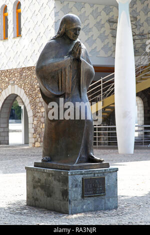 SKOPJE, Macédoine - 17 SEPTEMBRE : mère Teresa monument à Skopje le 17 septembre 2012. Monument de Mère Teresa, Prix Nobel de la travailleuse humanitaire W Banque D'Images