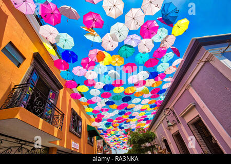 Guadalajara, Mexique Tlaquepaque,-20 Avril, 2018 : Tlaquepaque village artistique rues colorées au cours d'une saison touristique Banque D'Images