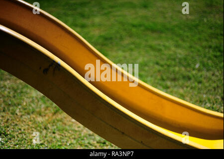 MERIDA, YUC/MEXIQUE - NOV 13, 2017 : Détail d'une aire de jeux de plein air toboggan jaune Banque D'Images