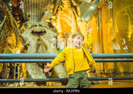 Beijing, Chine, 16 Octobre 2018 : le garçon regardant squelette de dinosaure dans museum Banque D'Images