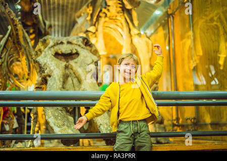 Beijing, Chine, 16 Octobre 2018 : le garçon regardant squelette de dinosaure dans museum Banque D'Images