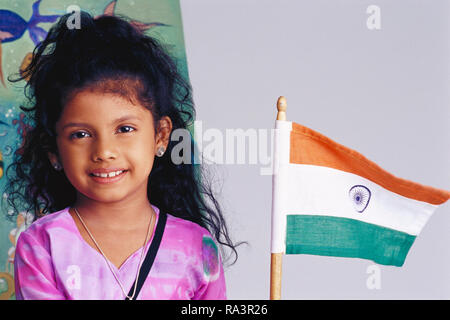 Jeune fille de l'ARTISTE EN FACE DE SA PEINTURE, tenant le drapeau indien Banque D'Images