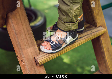 Chaussures orthopédiques de l'enfant sur les pieds du garçon Banque D'Images