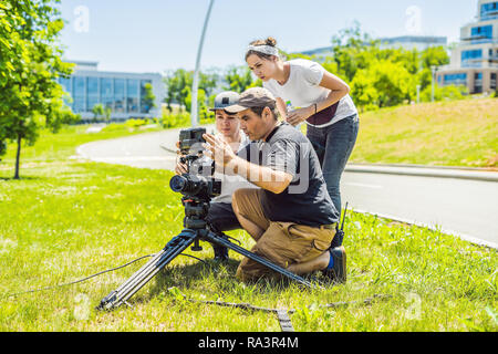 Un caméraman de discuter de l'opérateur le processus de prise de vue avec un directeur et dp Banque D'Images