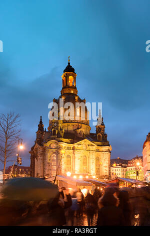 Dresde : église Frauenkirche (église Notre Dame), square de Neumarkt, marché de Noël de , Sachsen, Saxe, Allemagne Banque D'Images