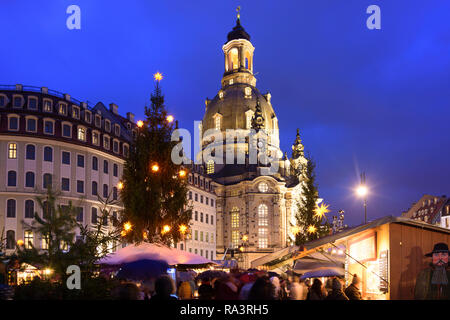 Dresde : église Frauenkirche (église Notre Dame), square de Neumarkt, marché de Noël de , Sachsen, Saxe, Allemagne Banque D'Images