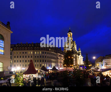 Dresde : église Frauenkirche (église Notre Dame), square de Neumarkt, marché de Noël de , Sachsen, Saxe, Allemagne Banque D'Images