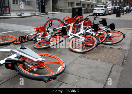 Une sélection de la photo du Mobike renversé sur le plancher à Londres, au Royaume-Uni. Banque D'Images