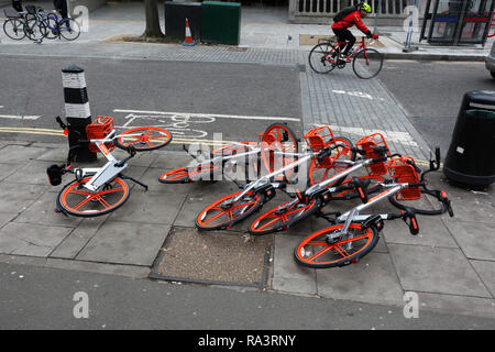 Une sélection de la photo du Mobike renversé sur le plancher à Londres, au Royaume-Uni. Banque D'Images