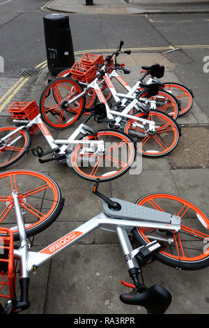 Une sélection de la photo du Mobike renversé sur le plancher à Londres, au Royaume-Uni. Banque D'Images