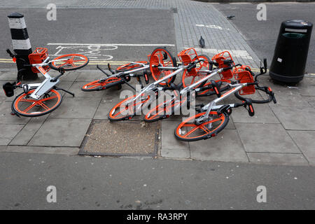 Une sélection de la photo du Mobike renversé sur le plancher à Londres, au Royaume-Uni. Banque D'Images