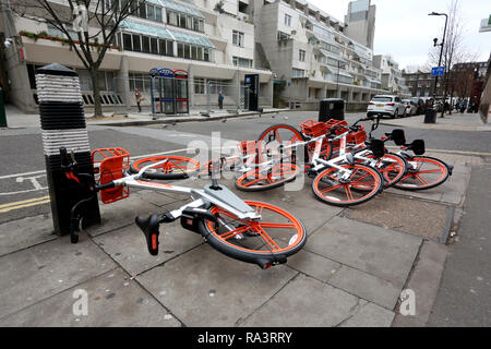 Une sélection de la photo du Mobike renversé sur le plancher à Londres, au Royaume-Uni. Banque D'Images