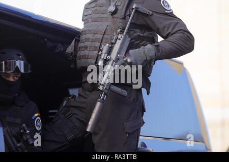 Bucarest, Roumanie - décembre 1, 2018 : agent anti-terroriste du Service roumain de renseignement, armé d'un Heckler & Koch MP7, mitraillette Banque D'Images