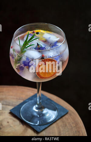 Gin Tonic au romarin et fleurs de bourrache glaçons Banque D'Images