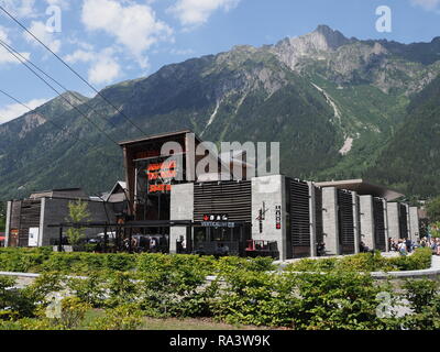 CHAMONIX MONT BLANC, France Août 2018 : le célèbre bâtiment de la station de téléphérique Aiguille du Midi pic en ville européenne au clair avec les paysages des Alpes Banque D'Images