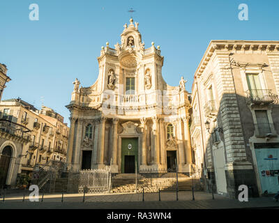 Basilique della Collegiata sur la Via Etnea street dans la ville de Catane, Sicile, Italie Banque D'Images