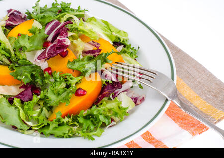 Salade avec des feuilles vertes et kaki. Studio Photo Banque D'Images