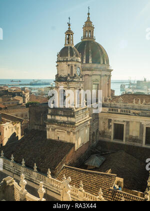 Vue vers le dôme de la cathédrale de Sant'Agata dans la ville de Catane, Sicile, Italie Banque D'Images