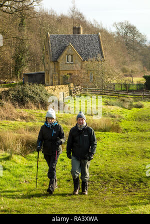 L'homme et de la femme marchant le long du Cœur de l'Angleterre, un sentier de grande randonnée 100 km de Cannock Chase à l'anglais Cotswolds Banque D'Images