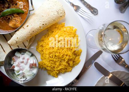 Le chili à l'ail Poulet. La viande de poulet mariné au curry piment entier, riz et garnir de menthe concombre poppadom trempette au yogourt Banque D'Images