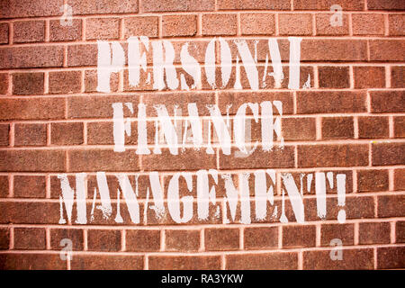 Texte visible de la gestion des finances personnelles. Analysisaging photo conceptuelle le revenu, les dépenses et l'investissement Banque D'Images