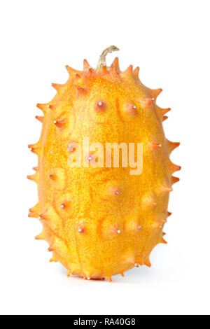 Melon à cornes ou kiwano (Cucumis metuliferus), également connu sous le nom de concombre cornu d'Afrique ou melon, gelée de melon, gourde et couvert melano isolated on white b Banque D'Images