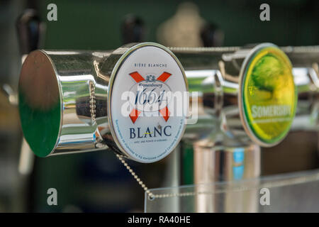 KIEV, UKRAINE - Juillet 07, 2018 : la bière Kronenbourg Blanc et cidre Somersby bar en plein air à l'Atlas Festival Week-end dans les Expocentre. L'entreprise Banque D'Images