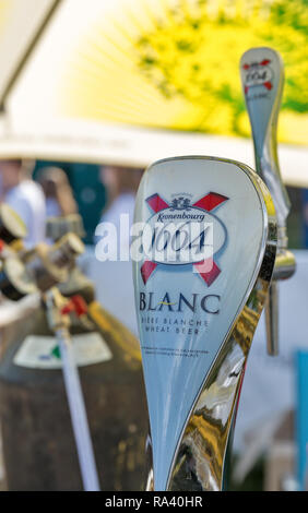 KIEV, UKRAINE - Juillet 07, 2018 : bière Kronenbourg Blanc en plein air bar à l'Atlas national Week-end Festival à Expocentre. La société appartient à Banque D'Images