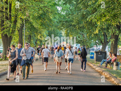 KIEV, UKRAINE - 07 juillet 2018 : visite de personnes Week-end dans l'Atlas Festival National Expocentre. L'Atlas est un week-end annuel de musique populaire moderne et d'art Banque D'Images