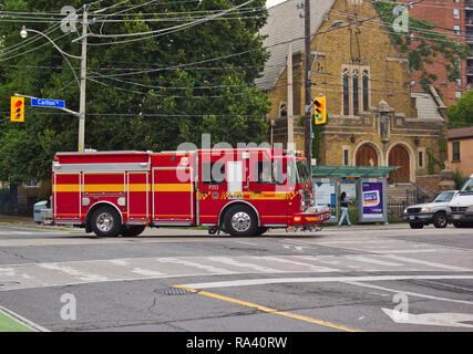 Fire Truck Racing le long street, répondant à l'urgence, Toronto, Ontario, Canada Banque D'Images