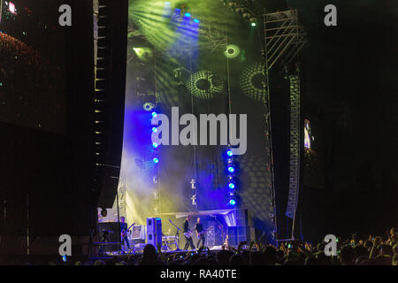 KIEV, UKRAINE - le 08 juillet 2018 : Placebo, un groupe de rock alternatif britannique effectue live au festival week-end de l'Atlas national à l'Expocentre. La Semaine de l'Atlas Banque D'Images