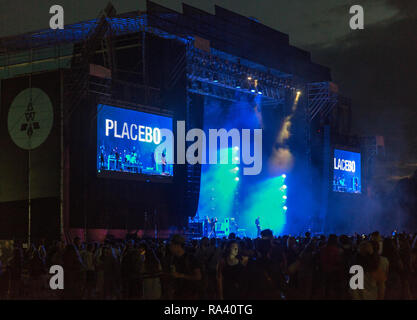 KIEV, UKRAINE - le 08 juillet 2018 : Placebo, un groupe de rock alternatif britannique effectue live au festival week-end de l'Atlas national à l'Expocentre. La Semaine de l'Atlas Banque D'Images