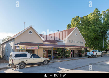 CLANWILLIAM, AFRIQUE DU SUD, le 28 août 2018 : une scène de rue, avec des entreprises et des véhicules, à Clanwilliam dans la province de Western Cape Banque D'Images