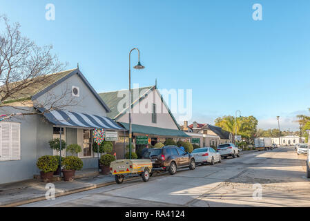 CLANWILLIAM, AFRIQUE DU SUD, le 28 août 2018 : une scène de rue, avec les entreprises, des véhicules et des personnes, à Clanwilliam dans la province de Western Cape Banque D'Images