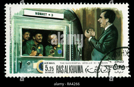 Timbre-poste de Ras Al Khaimah aux Emirats Arabes Unis dans le retour d'Apollo 11 série émise en 1969 Banque D'Images