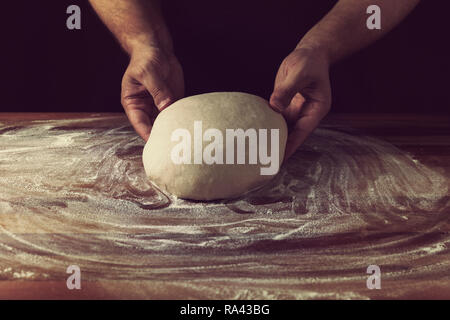 Chef boulanger préparer la pâte à pain dans une boulangerie. Cuisine professionnelle. Stock photo Banque D'Images