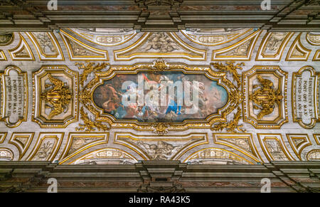 Vault avec fresque 'Notre Dame Présentation de Sainte-Hélène et Constantin à la Trinité", par Corrado Giaquinto, dans la Basilique de Santa Croce in Gerusalemme. Banque D'Images