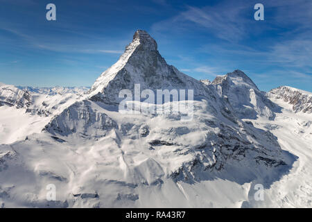 Vue aérienne de la majestueuse et célèbre Matterhorn montagne devant un ciel bleu, Suisse Banque D'Images
