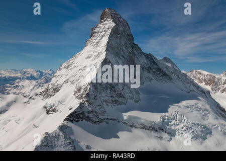 Vue aérienne de la majestueuse et célèbre Matterhorn montagne devant un ciel bleu, Suisse Banque D'Images