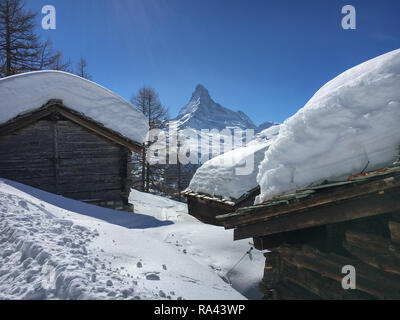 Cottages avec beaucoup de neige sur le toit en face de Matterhorn, Zermatt, Suisse Banque D'Images