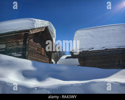 Cottages avec beaucoup de neige sur le toit dans les alpes Suisse près de Zermatt Banque D'Images